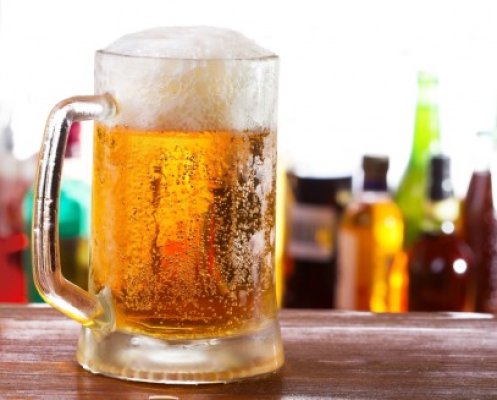 Românii au băut cu 10% mai puţină bere anul trecut. Tot mai mulţi dintre consumatori preferă berea la PET